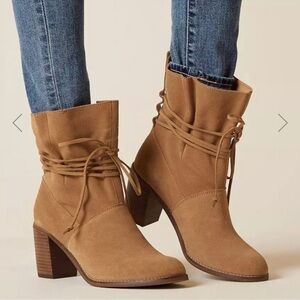 Tom’s Mila Toffee Tan Ankle Tied Sued Boots Size 9.5